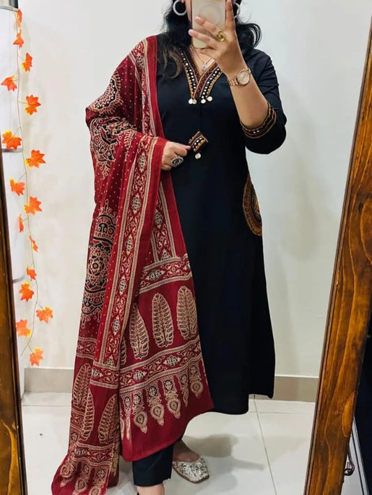 Elegant Black Kurta Pant Set with Ethnic Maroon Dupatta